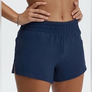 EUC Fabletics Breathe Mid-Rise Run Short M 3.5” inseam